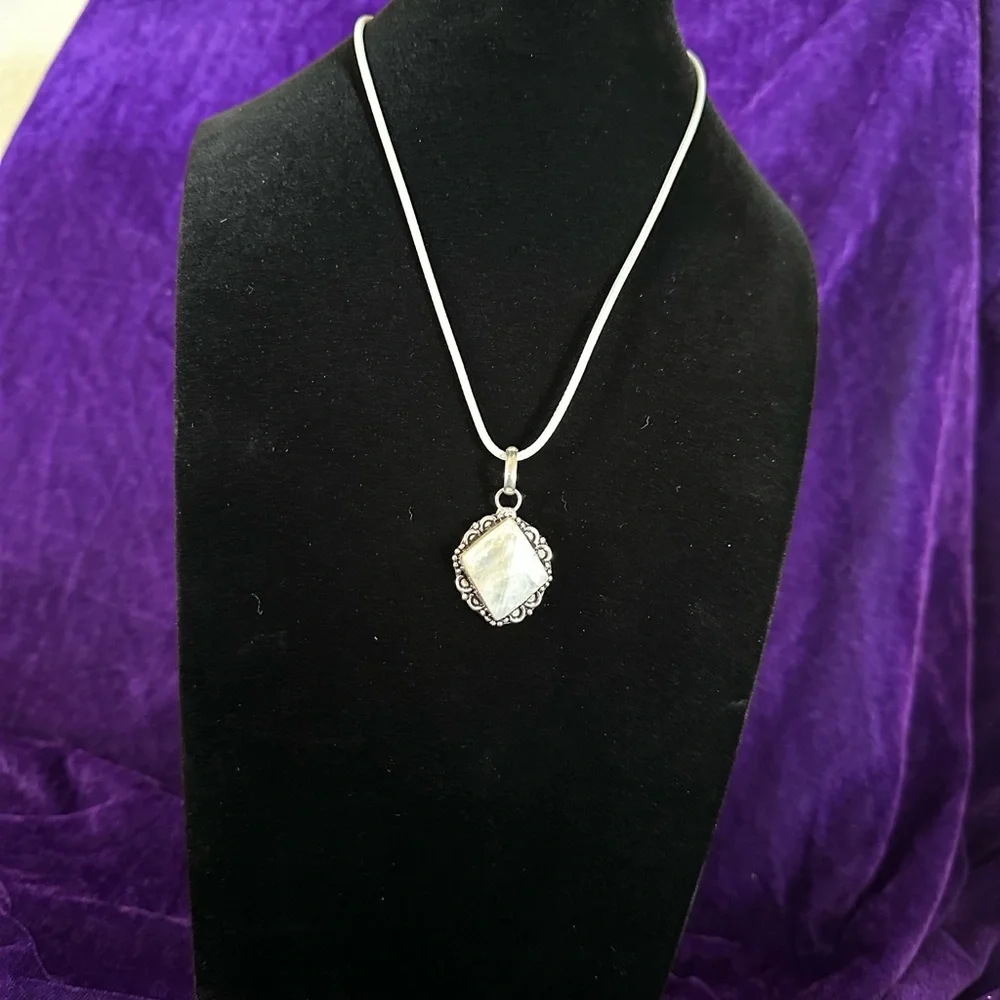 Elegant Natural Stone Pendant Necklace - Picture 7 of 11